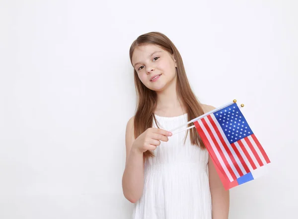 Chica Adolescente Sosteniendo Banderas Rusas Americanas — Foto de Stock