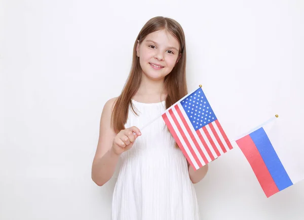 Tiener Meisje Bedrijf Russische Amerikaanse Vlaggen — Stockfoto