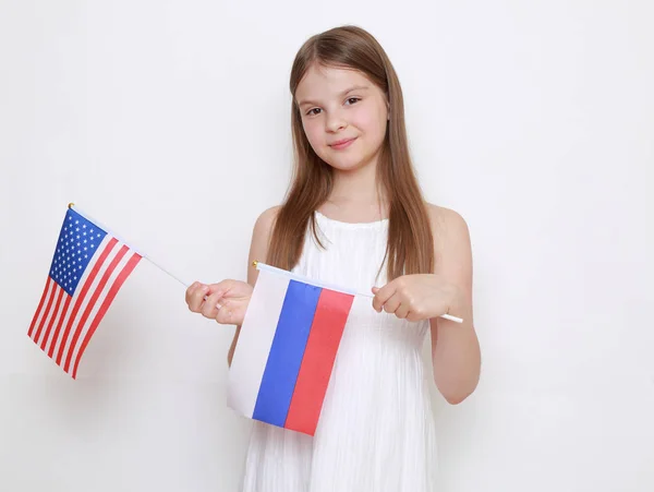 Tiener Meisje Bedrijf Russische Amerikaanse Vlaggen — Stockfoto