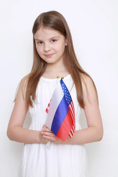 拿着俄国和美国国旗的少女 — 图库照片