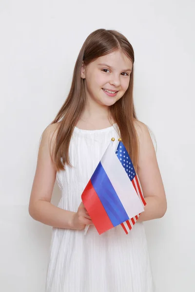 拿着俄国和美国国旗的少女 — 图库照片