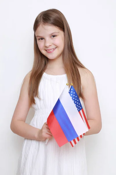 Tiener Meisje Bedrijf Russische Amerikaanse Vlaggen — Stockfoto