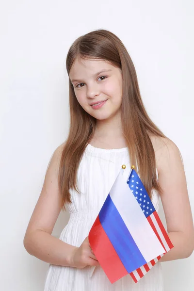 Teen Κορίτσι Κρατώντας Ρωσικά Και Αμερικανικές Σημαίες — Φωτογραφία Αρχείου
