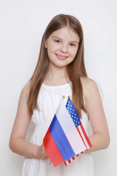 Teen Dziewczyna Trzyma Rosyjskich Amerykańskich Flag — Zdjęcie stockowe