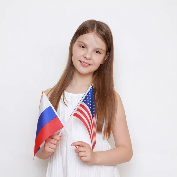 Teen Flicka Som Innehar Ryska Och Amerikanska Flaggor — Stockfoto