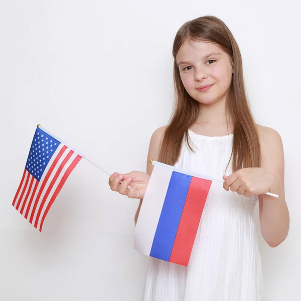 Tiener Meisje Bedrijf Russische Amerikaanse Vlaggen — Stockfoto