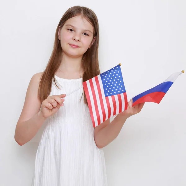 Ragazza Adolescente Con Bandiere Russe Americane — Foto Stock