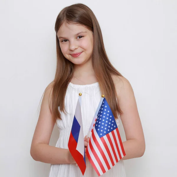 Tiener Meisje Bedrijf Russische Amerikaanse Vlaggen — Stockfoto