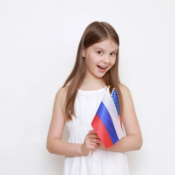 Menina Adolescente Segurando Bandeiras Russas Americanas — Fotografia de Stock