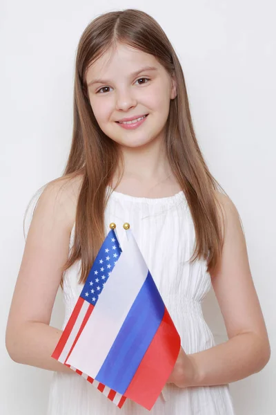 Teen Κορίτσι Κρατώντας Ρωσικά Και Αμερικανικές Σημαίες — Φωτογραφία Αρχείου