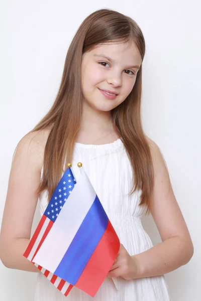 Девушка Подросток Российскими Американскими Флагами — стоковое фото