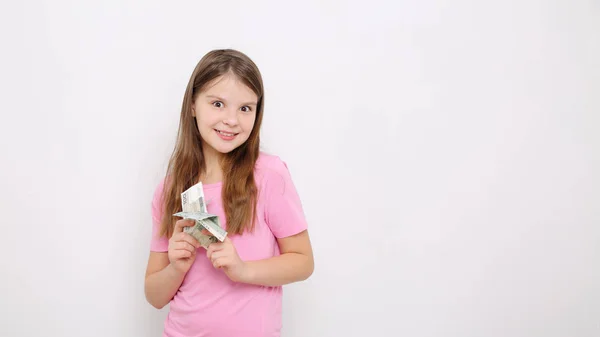 青少年女孩持有波兰现金钱兹罗提 钱从波兰 — 图库照片