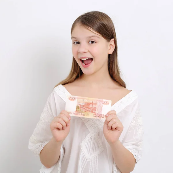 持有俄罗斯现金的少女卢布 来自俄罗斯联邦的钱 — 图库照片