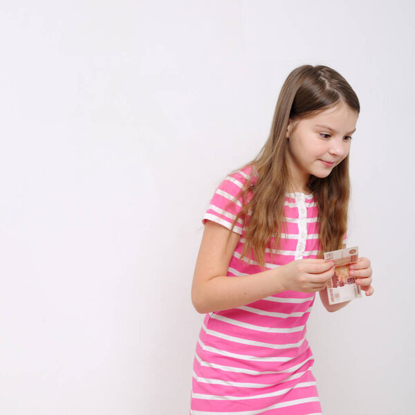 Девочка-подросток с российскими денежными средствами (деньги из Российской Федерации)
)