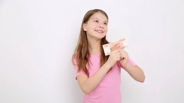ロシアの現金お金ルーブル ロシア連邦からのお金を保持している十代の少女 — ストック写真