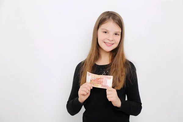 5000 ルーブル 5千ルーブルの現金ロシア連邦のお金を保持しているロシアの十代の少女 — ストック写真