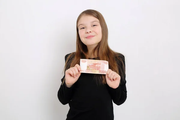 Russisk Teenager Pige Holder 5000 Rubler Fem Tusinde Rubler Kontanter - Stock-foto