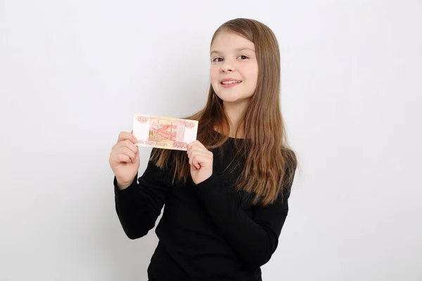 5000 ルーブル 5千ルーブルの現金ロシア連邦のお金を保持しているロシアの十代の少女 — ストック写真