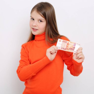 5000 (para, Rusya Federasyonu beş bin ruble nakit ruble tutan Rus genç kız)