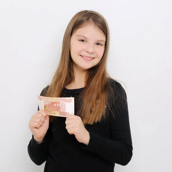 5000 ルーブル 5千ルーブルの現金ロシア連邦のお金を保持しているロシアの十代の少女 — ストック写真
