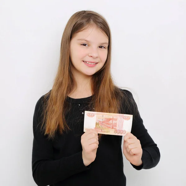 5000 ルーブル 5千ルーブルはロシア連邦のお金を現金を保持して十代の少女 — ストック写真
