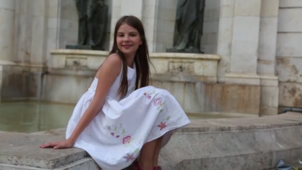 Belle Adolescente Assise Sur Fontaine Ville Été — Video