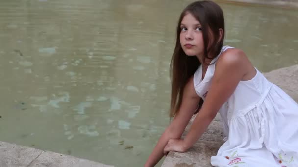 Belle Adolescente Assise Sur Fontaine Ville Été — Video