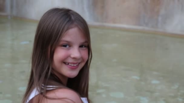 Красивая Девушка Подросток Сидящая Над Городским Фонтаном Летом — стоковое видео