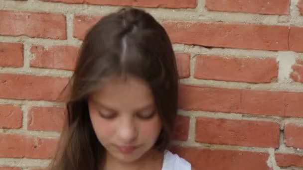 Menina Adolescente Posando Como Modelo Sobre Parede Tijolo Vermelho Foco — Vídeo de Stock
