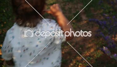 Küçük çocuk lavanta tarlasında mutlu.