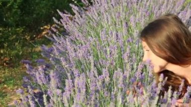 Genç kadın bir lavanta zevk