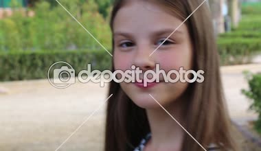 Güzel genç kız parkta