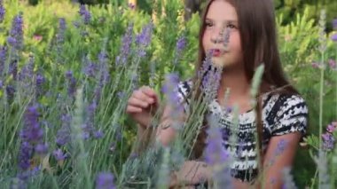 Küçük kız bir lavanta zevk