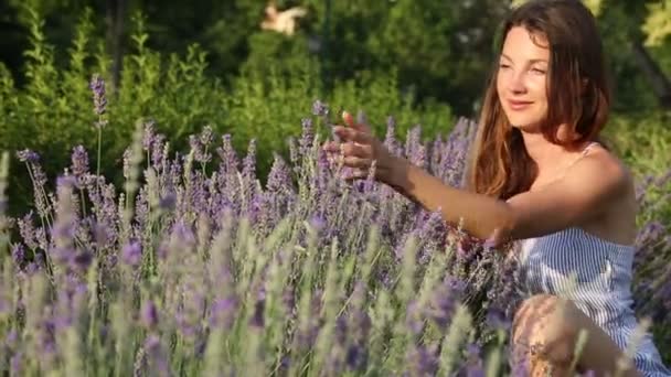 Mujer Joven Está Disfrutando Una Lavanda — Vídeos de Stock