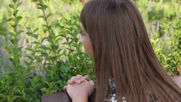 Gyönyörű Tini Lány Van Parkban — Stock videók