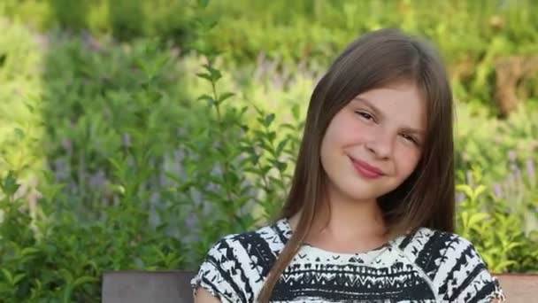 Piękna Nastolatka Dziewczyna Jest Parku — Wideo stockowe