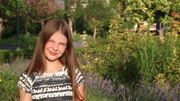 Belle Adolescente Profiter Soleil Dans Parc — Video