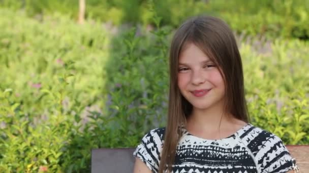 Gadis Remaja Yang Cantik Ada Taman — Stok Video