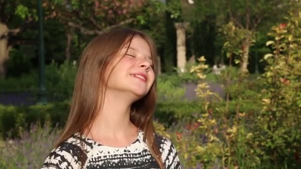 Chica Adolescente Disfrutar Del Sol Parque Enfoque Seleccionado — Vídeo de stock