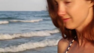 Çekici kadın deniz üzerinde duruyor