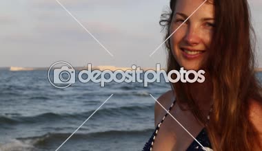 Çekici kadın deniz üzerinde duruyor