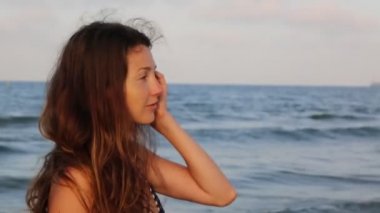 Çekici kadın deniz üzerinde duruyor