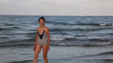 Çekici kadın deniz üzerinde duruyor