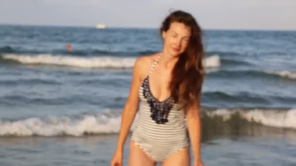 Çekici Kadın Deniz Üzerinde Duruyor — Stok video