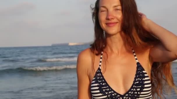 迷人的女人站在海边 — 图库视频影像