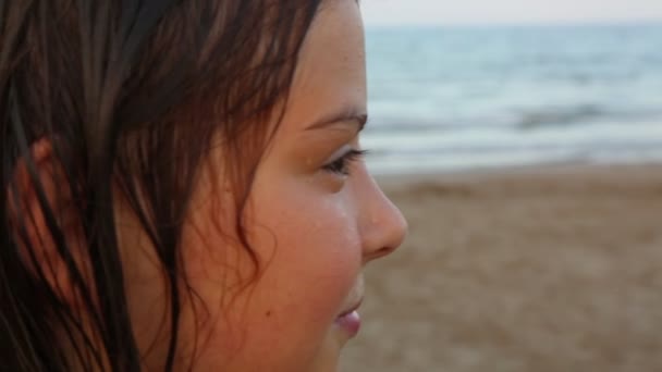 Ragazzina Piedi Sul Mare — Video Stock