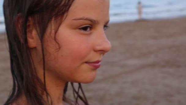 Ragazzina Piedi Sul Mare — Video Stock