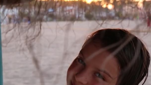 小女孩站在海边 — 图库视频影像