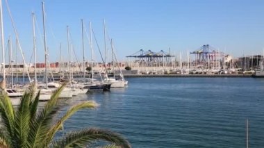 Valencia, İspanya-20 Haziran, 2018: Valencia, İspanya 'da güneşli yaz gününde şehir limanının demirli yatlar ve Yelkenli İskelesi