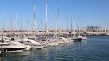 Valencia, İspanya-20 Haziran, 2018: Valencia, İspanya 'da güneşli yaz gününde şehir limanının demirli yatlar ve Yelkenli İskelesi